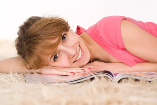 カーペットの上に横たわってかわいい女の子 — ストック写真