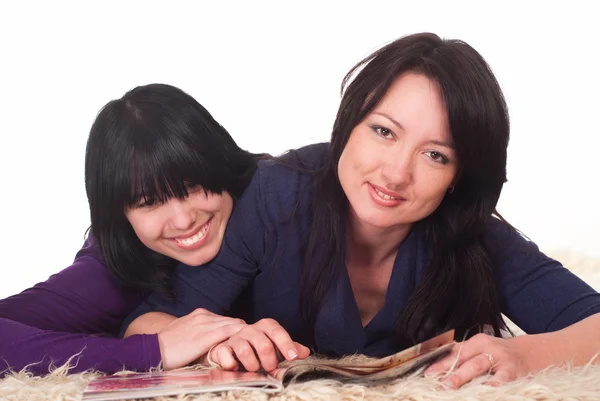 Zwei Mädchen lesen — Stockfoto