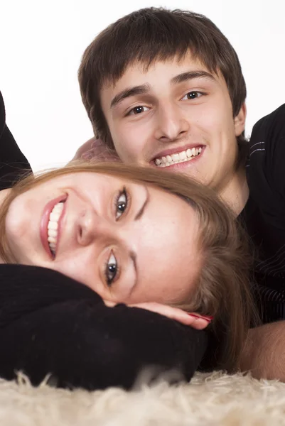 Ευτυχισμένο ζευγάρι σε ένα χαλί — Φωτογραφία Αρχείου