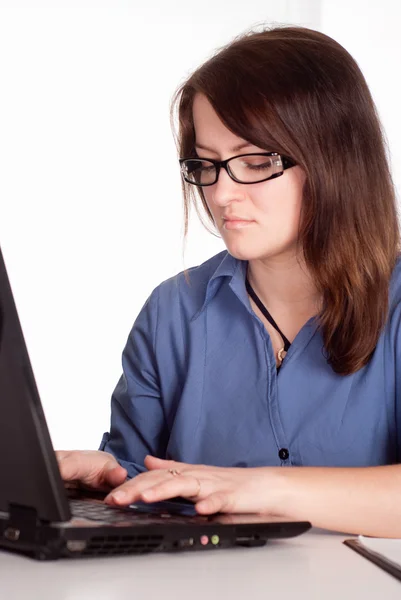 Señora trabaja con el ordenador portátil — Foto de Stock