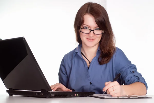 Senhora trabalha com laptop — Fotografia de Stock