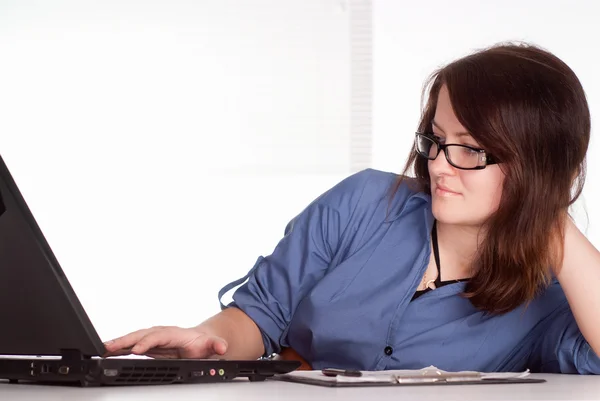 Lady works with laptop — Stock Photo, Image