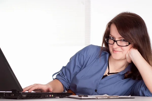Lady fungerar med laptop — Stockfoto