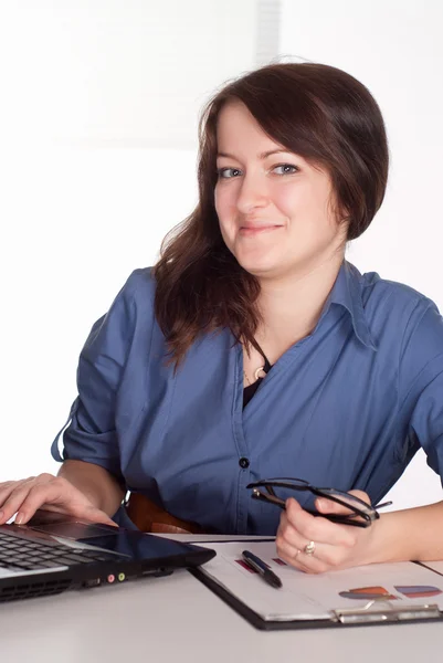Lady fungerar med laptop — Stockfoto