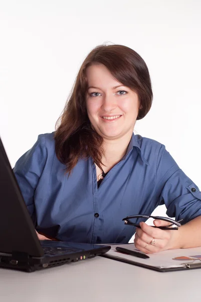 Η κυρία εργάζεται με laptop — Φωτογραφία Αρχείου