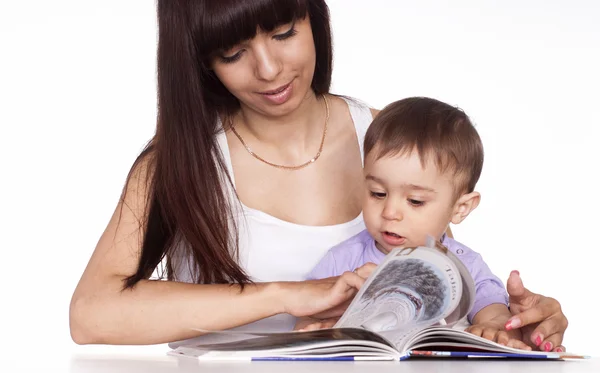 ママと息子を読む — ストック写真