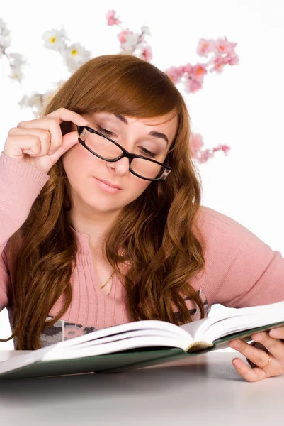 Inteligentna dziewczyna czytanie — Zdjęcie stockowe
