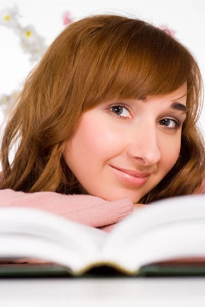 Έξυπνο κορίτσι ανάγνωση — Φωτογραφία Αρχείου