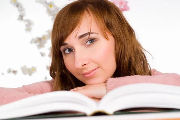 Chica inteligente leyendo — Foto de Stock
