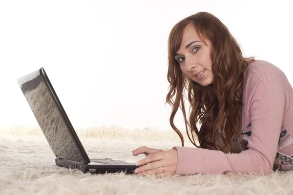 Χαριτωμένο κορίτσι με laptop — Φωτογραφία Αρχείου