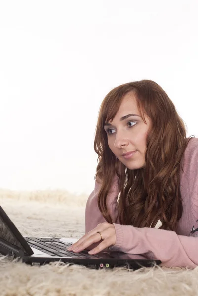 노트북으로 귀여운 여자 — 스톡 사진