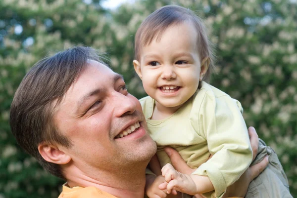 Sonriente papá y bebé — Foto de Stock