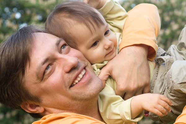 幸せな父と彼の子供 — ストック写真