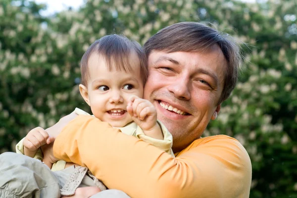 Glad pappa och hans barn — Stockfoto