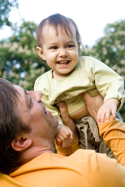Usměvavý tatínek a děťátko — Stock fotografie