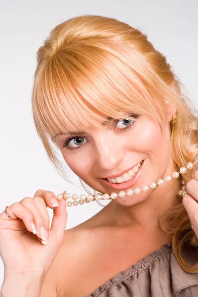 Mädchen mit Perlen — Stockfoto