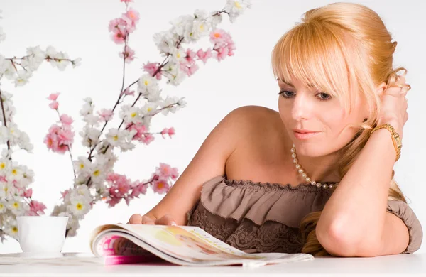 Jovem mulher leitura — Fotografia de Stock