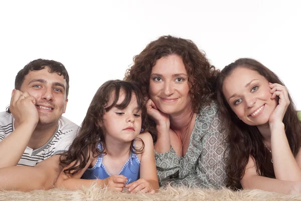 Счастливая семья на ковре — стоковое фото