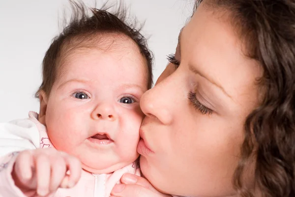 Mom kissing baby — Stock Photo, Image
