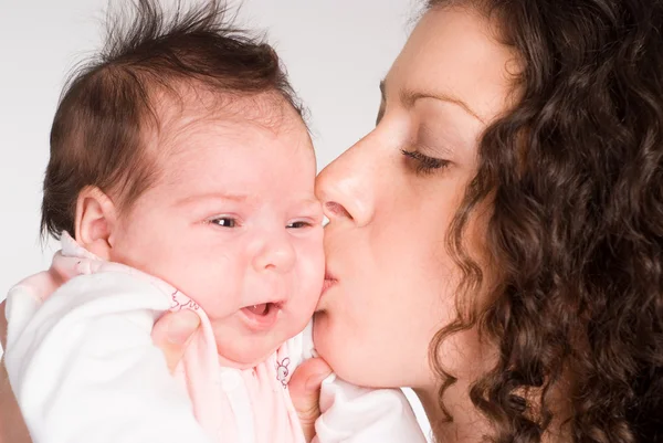 Maman embrasser bébé — Photo