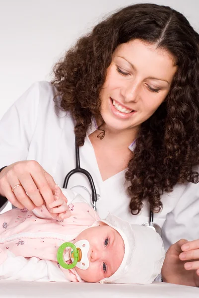 Läkare och baby — Stockfoto