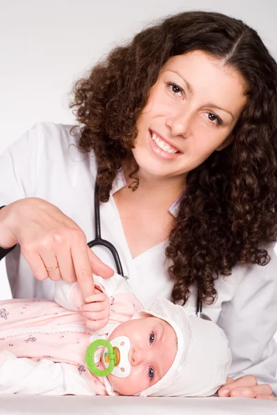 医者と赤ちゃん — ストック写真