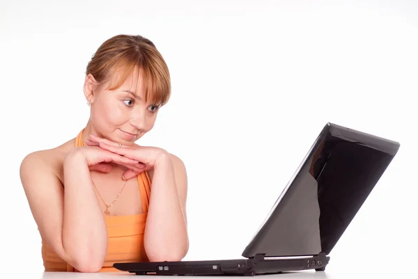 Niedliche Frau mit Laptop — Stockfoto