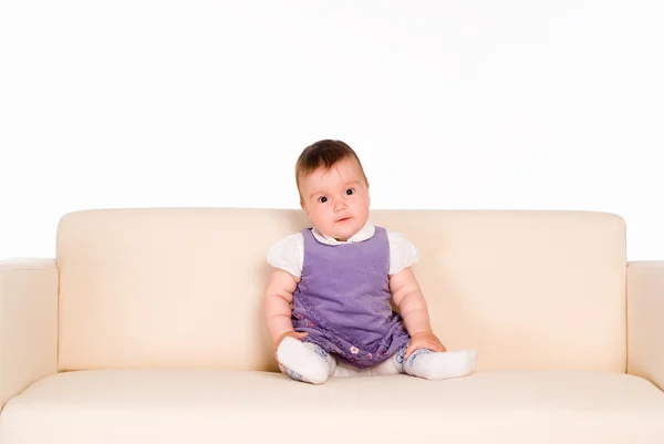 Leuke baby op sofa — Stockfoto