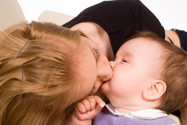 Mãe beija seu bebê — Fotografia de Stock