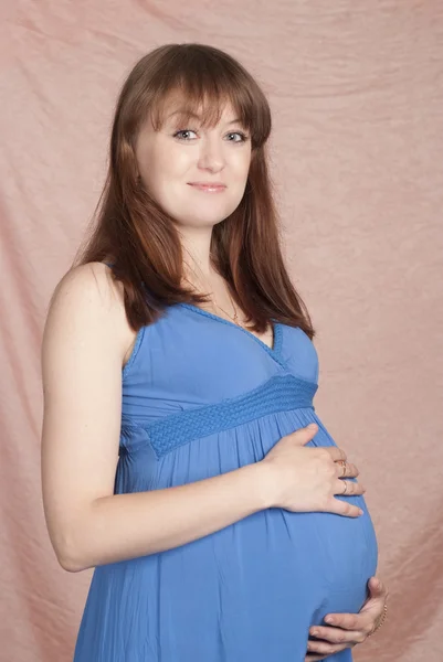 Ragazza incinta in piedi — Foto Stock