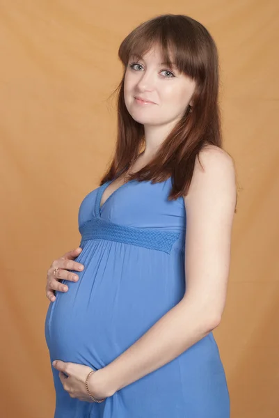 Ragazza incinta in piedi — Foto Stock