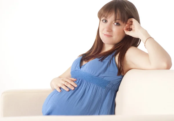 Menina grávida senta-se — Fotografia de Stock