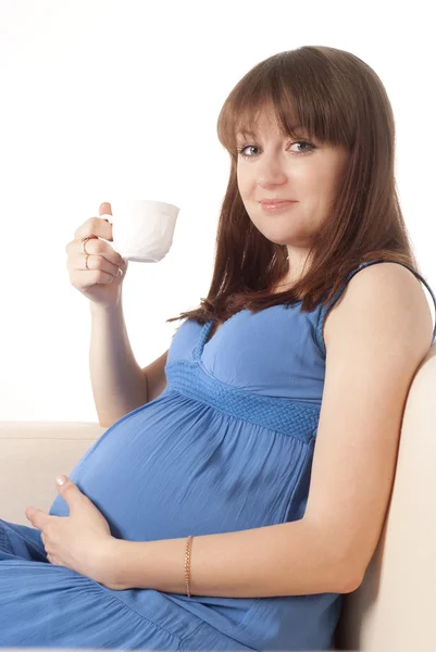 Menina grávida bebe chá — Fotografia de Stock