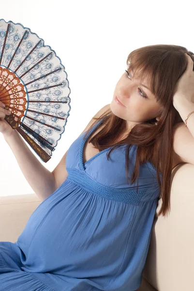 Chica embarazada con ventilador — Foto de Stock