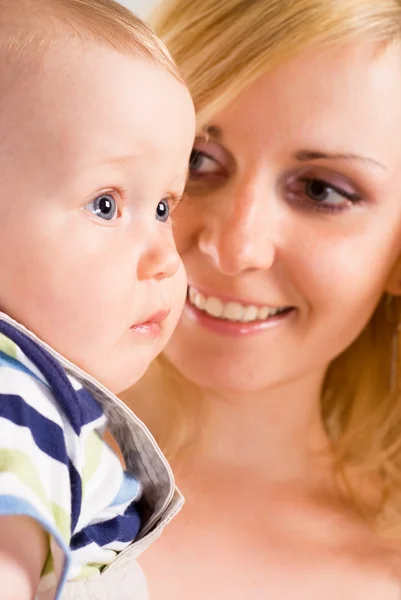 Beautiful mom with her baby — Stockfoto
