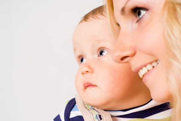 그녀의 아기와 함께 아름 다운 엄마 — 스톡 사진