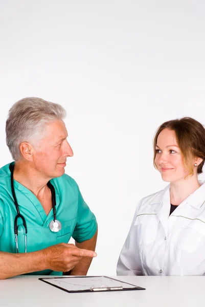 Zwei Ärzte beraten sich — Stockfoto