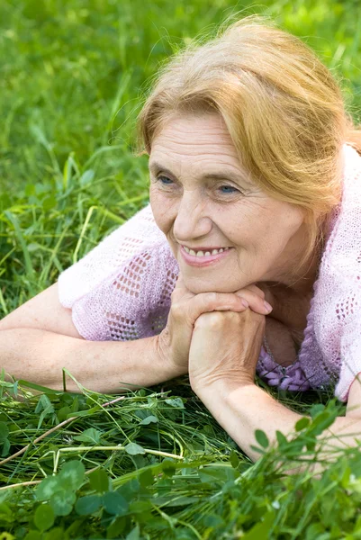 Mujer mayor en la naturaleza — Foto de Stock