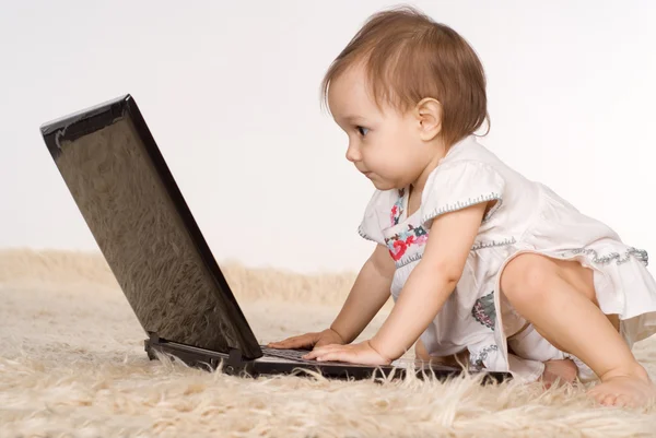 婴儿和便携式计算机 — 图库照片