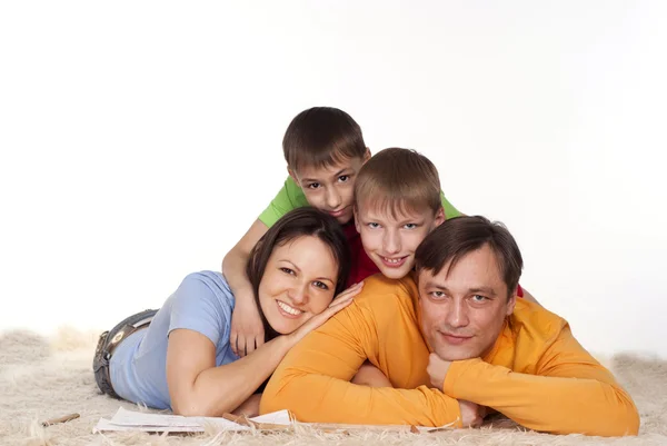 Joyeux famille sur un tapis — Photo
