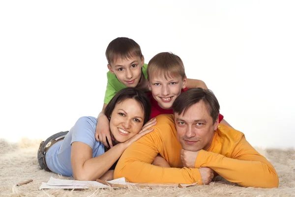 幸福的家庭，地毯上 — 图库照片