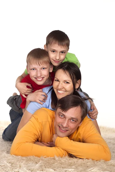 カーペットの上で幸せな家族 — ストック写真