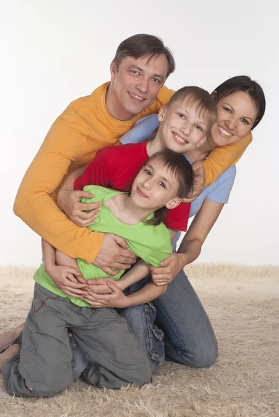 Счастливая семья на ковре — стоковое фото