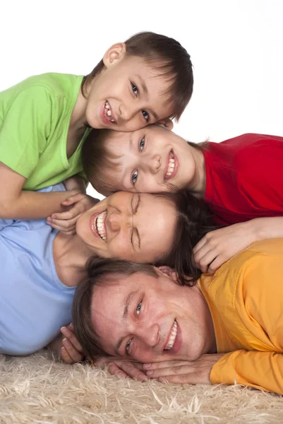 カーペットの上で幸せな家族 — ストック写真