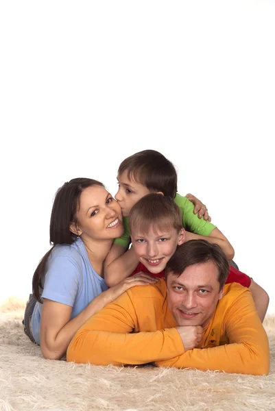 Šťastná rodina na koberec — Stock fotografie