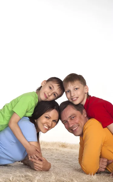 Ευτυχισμένη οικογένεια σε ένα χαλί — Φωτογραφία Αρχείου