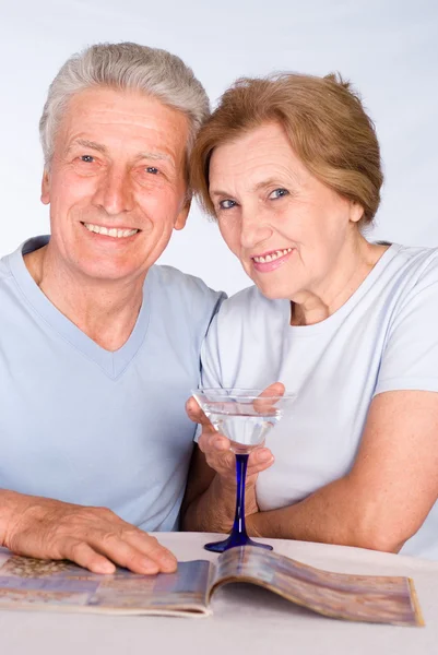 Äldre par med glas — Stockfoto