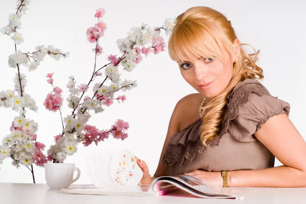 Young woman reading — Stock Photo, Image