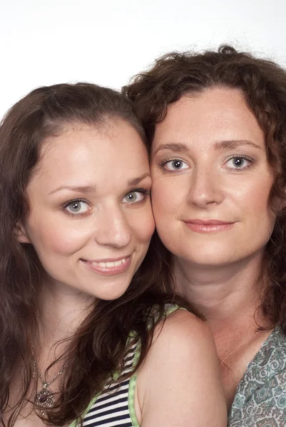 Glada systrar poserar — Stockfoto