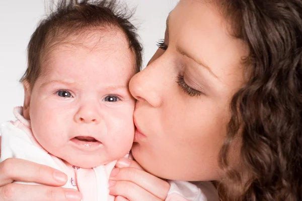 Mamá besando bebé — Foto de Stock